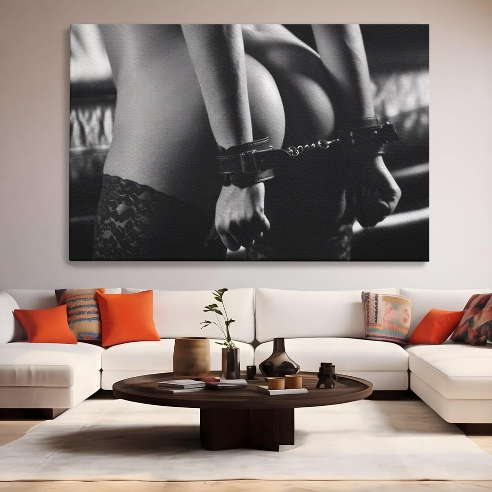 Tablou canvas cu tablou canvas cu trup nud si catuse, fara rama, pe sasiu de lemn, pe perete intr-un living